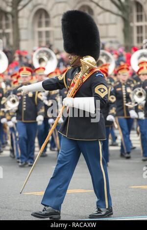 Der Tambourmajor der Märsche der United States Army Band 'Pershings Eigene' Während der Einweihung Parade in Washington, D.C., 20 Jan, 2017. Mehr als 50.000 militärische Mitglieder aus über alle Niederlassungen der Streitkräfte der Vereinigten Staaten, einschließlich der Reserven und National Guard Komponenten, sofern zeremoniellen Unterstützung und Verteidigung Unterstützung der zivilen Behörden bei der Eröffnungs-Periode. Stockfoto