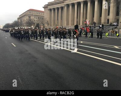 Die US-Armee Band marschiert die Pennsylvania Avenue in der 58th Presidential Inauguration in Washington, D.C., Jan. 20, 2017. Mehr als 5.000 militärischen Mitgliedern aus über alle Niederlassungen der Streitkräfte der Vereinigten Staaten, einschließlich der Reserve und der National Guard Komponenten, sofern zeremoniellen Unterstützung und Verteidigung Unterstützung der zivilen Behörden bei der Eröffnungs-Periode. Stockfoto