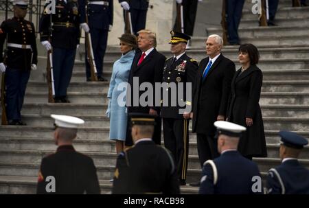 Us-Armee General Bradley A. Becker, Joint Task Force National Capital Region kommandierender General, begleitet US-Präsident Donald J. Trumpf, US-Vizepräsident Michael R. Pence, und ihren Gatten, während Sie das Passieren der Truppen auf der 58 Präsidentschafts-einweihung in Washington, D.C., Jan. 20, 2017. Mehr als 5.000 militärischen Mitgliedern aus über alle Niederlassungen der Streitkräfte der Vereinigten Staaten, einschließlich der Reserve und der National Guard Komponenten, sofern zeremoniellen Unterstützung und Verteidigung Unterstützung der zivilen Behörden bei der Eröffnungs-Periode. Stockfoto