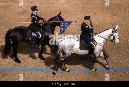 Soldaten mit Caisson Platoon Ritt des 3. US-Armee Infanterie Regiment hinter dem Weißen Haus Überprüfungstandplatz während der 58Th Presidential Einweihung Parade in Washington, D.C., Jan. 20, 2017. Mehr als 5.000 militärischen Mitgliedern aus über alle Niederlassungen der Streitkräfte der Vereinigten Staaten, einschließlich der Reserve und der National Guard Komponenten, sofern zeremoniellen Unterstützung und Verteidigung Unterstützung der zivilen Behörden bei der Eröffnungs-Periode. Stockfoto