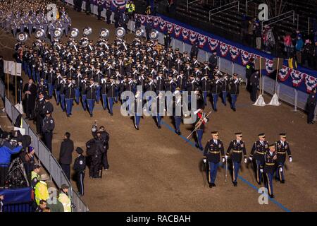 Die US-Armee element Märsche vor der Armee Band, als sie das Weiße Haus Überprüfungstandplatz Pass während der 58Th Presidential Einweihung Parade in Washington, D.C., Januar 20,2017. Mehr als 5.000 militärischen Mitgliedern aus über alle Niederlassungen der Streitkräfte der Vereinigten Staaten, einschließlich der Reserve und der National Guard Komponenten, sofern zeremoniellen Unterstützung und Verteidigung Unterstützung der zivilen Behörden bei der Eröffnungs-Periode. Stockfoto