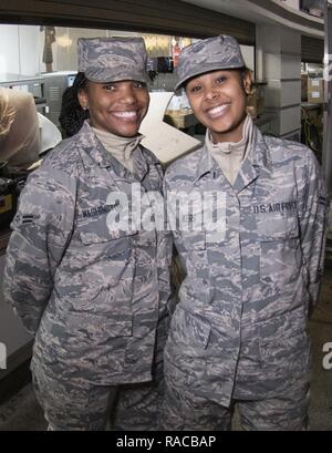 Us Air Force Airman 1st Class Kayla Akers, rechts, und Ambrasia Washington aus die 116. Air Control Wing (ACW) Leistungen Flug, Georgia Air National Guard (ANG), für ein Foto posieren während der Vorbereitung Abendessen zu Joint Forces Personal zur Unterstützung der 58 Präsidentschafts-einweihung, Washington, D.C., 18. Januar 2017 zu dienen. Ein Team von 10 Fliegern aus dem 116 ACW implementiert mit Ihren Disaster Relief Mobile Küche Anhänger oder DRMKT. Arbeiten von FedEx Field, der Heimat der Washington Redskins, arbeitete das Team an der Seite von Services Teams aus anderen ANG Einheiten über der Nation vorbereiten und servieren Stockfoto