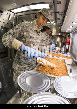 Us Air Force Airman 1st Class Kayla Akers, von der 116. Air Control Wing (ACW) Leistungen Flug, Georgia Air National Guard (ANG), bereitet eine Pfanne mit Spaghetti beim Abendessen Vorbereitung für gemeinsame - Kräfte Personal zur Unterstützung der 58 Präsidentschafts-einweihung, Washington, D.C., 18. Januar 2017. Ein Team von 10 Fliegern aus dem 116 ACW implementiert mit Ihren Disaster Relief Mobile Küche Anhänger oder DRMKT. Arbeiten von FedEx Field, der Heimat der Washington Redskins, arbeitete das Team an der Seite von Services Teams aus anderen ANG Einheiten über der Nation vorbereiten und servieren zu über 3.500 gemeinsame - für Stockfoto