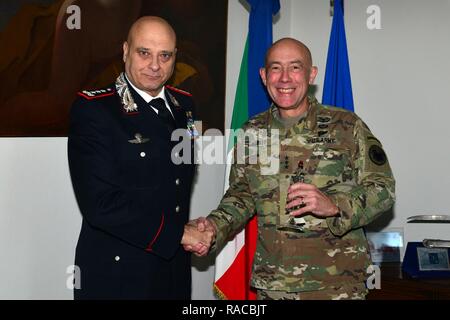 Lt. Gen Vincenzo Coppola (links), Kommandierender General "palidoro "Carabinieri spezialisiert und mobile Einheiten, präsentiert ein Geschenk, Generalleutnant Charles D. Luckey (rechts), Kommandierender General der US Army Reserve Command, während eines Besuchs im Center of Excellence für Stabilität Polizei Units (CoESPU) Vicenza, Italien, 20. Januar 2017. Stockfoto