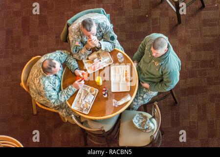 Us-Soldaten essen das Mittagessen bei FedExFed, wo Sie während der 58Th Presidential Inauguration in Washington D.C., 20. Januar 2017. 3.500 Wachposten waren im FedExField bei gleichzeitiger Unterstützung der 58 Präsidentschafts-einweihung wo Donald J. Trumpf in der 45. Präsident der Vereinigten Staaten vereidigt wird. 7.500 Nationalgarde aus 44 Mitgliedstaaten, drei Gebiete und dem Distrikt von Columbia zu Joint Task Force D.C. zugeordnet sind, Traffic Management, Führung von Menschenmengen, Sicherheit und Logistik Unterstützung bei der Einweihung. (National Guard Stockfoto