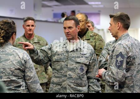 Chef der National Guard Bureau Gen. Joseph Lengyel Besuche der Bürgermeister Zelle bei FedEx Field am Donnerstag, den 19.01.2017. Die Flieger und Soldaten gab es unter den mehr als 7.500 Unterstützung Truppen Unterstützung für die 58 Präsidentschafts-einweihung in Washington, D.C. (National Guard Bereitstellung Stockfoto