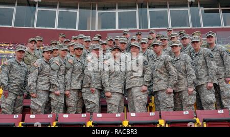 Soldaten aus 1186Th Militärpolizei Pause der Oregon National Guard für ein Foto bei FedEx Stadion in Washington D.C., 31.01.18, vor der Verarbeitung für die 58 Präsidentschafts-einweihung. Mehr als 7.500 Soldaten und Piloten aus 44 Mitgliedstaaten, 3 Territorien und dem Distrikt von Columbia sind zur Unterstützung der lokalen und föderalen Behörden für die Einweihung. Mehr als 7500 Soldaten und Piloten aus 44 Mitgliedstaaten, 3 Territorien und dem Distrikt von Columbia sind arbeitet mit Partnern zusammen, um eine sichere und angenehme Umgebung zu schaffen. Die Nationalgarde ist mit mehreren kritischen Funktionen einschließlich Masse Manageme Stockfoto