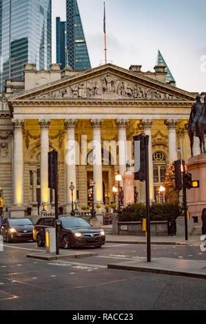 Schwarze Taxi Autos vor dem Royal Exchange Gebäude in London. Stockfoto