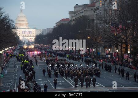 WASHINGTON (Jan. 20, 2017) der US-Army Feld Band Märsche auf der Pennsylvania Avenue in der 58th Presidential Inaugural Parade in Washington, D.C. Die Parade statt war die Eröffnung der 45. Präsident der Vereinigten Staaten von Amerika Präsident Donald Trump zu feiern. Stockfoto