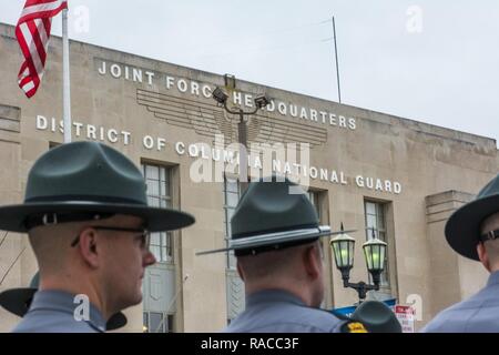 Ohio State Highway Patrol stand in der Ausbildung außerhalb der D.C. National Guard Armory vor als besondere Vertreter der D.C. Metropolitan Police Department für die bevorstehenden Präsidentschaftswahlen Amtseinführung in Washington D.C., Jan. 19, 2017 vereidigt. Polizisten, die aus dem ganzen Land kamen, sowie 7.500 Nationalgarde aus 44 Mitgliedstaaten, drei Gebiete und dem Distrikt von Columbia zu Joint Task Force D.C. zugeordnet sind militärische Zeremoniell Unterstützung und Verteidigung Unterstützung der zivilen Behörden bei der Eröffnungs-Zeitraums zu erbringen. (National Guard Stockfoto