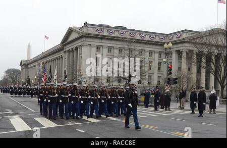 Marines der US Marine Corps Ehrengarde märz hinunter der Pennsylvania Avenue in Washington, D.C., Jan. 20, 2017 zugewiesen wurde, nach dem Amtsantritt von Donald J. Trumpf als 45. Präsident der Vereinigten Staaten von Amerika. Mehr als 5.000 militärischen Mitgliedern aus über alle Niederlassungen der Streitkräfte der Vereinigten Staaten, einschließlich der Reserve und der National Guard Komponenten, sofern zeremoniellen Unterstützung und Verteidigung Unterstützung der zivilen Behörden bei der Eröffnungs-Periode. Stockfoto