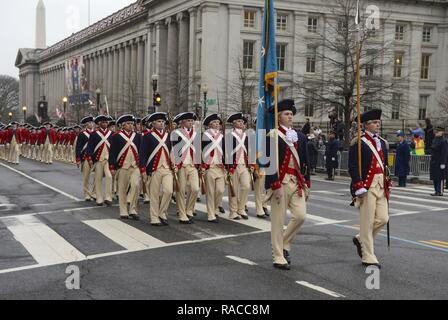 Mitglieder in die Commander-in-chief's Guard, Firma A, dritte US-Infanterie Regiment "der alten Garde", März auf der Pennsylvania Avenue in Washington, D.C., Jan. 20, 2017, nach dem Amtsantritt von Donald J. Trumpf als 45. Präsident der Vereinigten Staaten von Amerika. Mehr als 5.000 militärischen Mitgliedern aus über alle Niederlassungen der Streitkräfte der Vereinigten Staaten, einschließlich der Reserve und der National Guard Komponenten, sofern zeremoniellen Unterstützung und Verteidigung Unterstützung der zivilen Behörden bei der Eröffnungs-Periode. Stockfoto