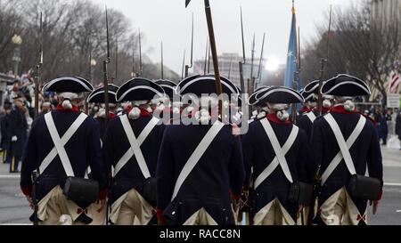 Mitglieder in die Commander-in-chief's Guard, wird das Unternehmen A, 4.BATAILLON, Dritten US-Infanterie Regiment "der alten Garde", März auf der Pennsylvania Avenue in Washington, D.C., Jan. 20, 2017, nach dem Amtsantritt von Donald J. Trumpf als 45. Präsident der Vereinigten Staaten von Amerika. Mehr als 5.000 militärischen Mitgliedern aus über alle Niederlassungen der Streitkräfte der Vereinigten Staaten, einschließlich der Reserve und der National Guard Komponenten, sofern zeremoniellen Unterstützung und Verteidigung Unterstützung der zivilen Behörden bei der Eröffnungs-Periode. Stockfoto