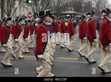 Mitglieder in die United States Army Alte Garde Fife und Drum Corps, Dritten US-Infanterie Regiment zugeordnet, "der alten Garde", März auf der Pennsylvania Avenue in Washington, D.C., Jan. 20, 2017, nach dem Amtsantritt von Donald J. Trumpf als 45. Präsident der Vereinigten Staaten von Amerika. Mehr als 5.000 militärischen Mitgliedern aus über alle Niederlassungen der Streitkräfte der Vereinigten Staaten, einschließlich der Reserve und der National Guard Komponenten, sofern zeremoniellen Unterstützung und Verteidigung Unterstützung der zivilen Behörden bei der Eröffnungs-Periode. Stockfoto