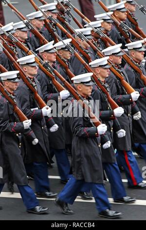 Marines von Marine Barracks Washington, Vertreter der US Marine Corps aktiv Unternehmen März die Pennsylvania Avenue in der 58th Presidential Inauguration in Washington, D.C., Jan. 20, 2017. Militärisches Personal zu Joint Task Force - National Capital Region zugewiesen, sofern militärische Zeremoniell Unterstützung und Verteidigung Unterstützung der zivilen Behörden bei der Eröffnungs-Periode. Stockfoto