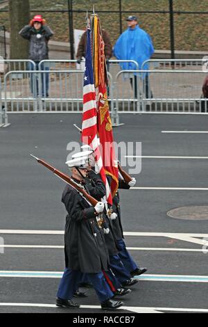 Marines der US Marine Corps Color Guard märz hinunter Pennsylvania Avenue in der 58th Presidential Inauguration in Washington, D.C., Jan. 20, 2017. Militärisches Personal zu Joint Task Force - National Capital Region zugewiesen, sofern militärische Zeremoniell Unterstützung und Verteidigung Unterstützung der zivilen Behörden bei der Eröffnungs-Periode. Stockfoto