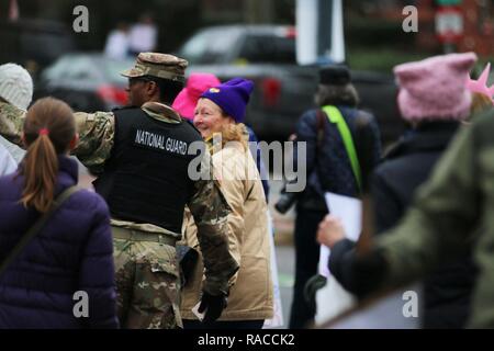 Sgt. Khaled Abelghany, Militär, Polizei, Offizier, im Distrikt von Columbia 273 . Militärpolizei Unternehmen, führt die Crowd control am 31.01.21, im März der Frauen in Washington, D.C. Soldaten wurden inszeniert an verschiedenen Spots rund um die National Mall marchers Unterstützung anzubieten. (National Guard Stockfoto