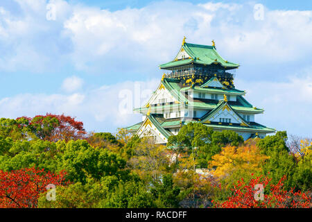 Burg von Osaka ist eine japanische Burg in Osaka, Japan. Dieses Schloss ist eines der bekanntesten Wahrzeichen Japans. Stockfoto