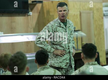 Us Marine Corps Generalleutnant William D. Beydler, Kommandeur der US Marine Corps Forces Central Command, spricht mit Marines über ihre Moral und Wohlfahrt, während ihre Unterstützung für den Betrieb, die Lösen bei Al Asad Air Base, Irak, Jan. 20, 2017 applaudieren. Marines bieten Unterstützung bei Al Asad Air Base auf Combined Joint Task Force - inhärenten Lösen, eine globale Koalition zu besiegen ISIL im Irak und in Syrien. Stockfoto