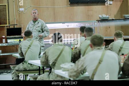 Us Marine Corps Sgt. Maj. William T. Thurber, dem US Marine Corps Forces Central Command zugeordnet, spricht mit Marines über ihre Moral und Wohlfahrt, während ihre Unterstützung für den Betrieb, die Lösen bei Al Asad Air Base, Irak, Jan. 20, 2017 bekräftigt. Marines bieten Unterstützung bei Al Asad Air Base auf Combined Joint Task Force - inhärenten Lösen, eine globale Koalition zu besiegen ISIL im Irak und in Syrien. Stockfoto