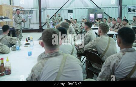 Us Marine Corps Generalleutnant William D. Beydler, Kommandeur der US Marine Corps Forces Central Command, spricht mit Marines über ihre Moral und Wohlfahrt, während ihre Unterstützung für den Betrieb, die Lösen bei Al Asad Air Base, Irak, Jan. 20, 2017 bekräftigt. Marines bieten Unterstützung bei Al Asad Air Base auf Combined Joint Task Force - inhärenten Lösen, eine globale Koalition zu besiegen ISIL im Irak und in Syrien. Stockfoto