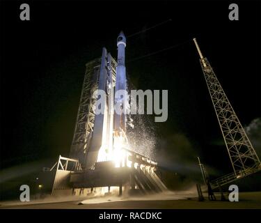 45. Der US-Air Force Space Wing unterstützt United Launch Alliance erfolgreicher Start des dritten Raum Infrarot-systeme geostationäre Erdumlaufbahn an Bord einer Atlas-V-Rakete von Launch Complex 41 hier 14.01.20, 19:42 Uhr ET. Der Start ist die erste große Aktion Produkteinführung von 2017 auf dem östlichen Bereich und tritt weg was vorausgesagt ist ein arbeitsreiches Jahr auf der östlichen Strecke zu sein. Stockfoto