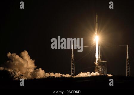 45. Der US-Air Force Space Wing unterstützt United Launch Alliance erfolgreicher Start des dritten Raum Infrarot-systeme geostationäre Erdumlaufbahn an Bord einer Atlas-V-Rakete von Launch Complex 41 hier 14.01.20, 19:42 Uhr ET. Der Start ist die erste große Aktion Produkteinführung von 2017 auf dem östlichen Bereich und tritt weg was vorausgesagt ist ein arbeitsreiches Jahr auf der östlichen Strecke zu sein. Stockfoto