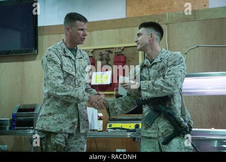 Us Marine Corps Generalleutnant William D. Beydler, Kommandeur der US Marine Corps Forces Central Command, stellt eine Herausforderung dar, Münze und Aufkleber zu US Marine Corps Cpl. Benjamin Roper, 3rd Battalion, 7th Marine Regiment, 1st Marine Division, für seine außerordentliche Pflicht und selbstlosen Dienst für die Unterstützung des Mähdreschers Joint Task Force - inhärenten Lösen bei Al Asad Air Base, Irak, Jan. 20, 2017. Marines bieten Unterstützung bei Al Asad Air Base zu CJTF-OIR, eine globale Koalition zu besiegen ISIL im Irak und in Syrien. Stockfoto