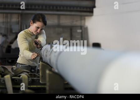 Airman 1st Class Gina Herringer-Koblack, 52 Aircraft Maintenance Squadron Tactical Aircraft weapons System Spezialist, bereitet ein inertes Waffe für das Laden während der jährlichen Waffen laden Wettbewerb im Hangar 1 in Spangdahlem Air Base, Deutschland, Jan. 20, 2016. Der Wettbewerb zwei Mannschaften, die für den besten Laden Crew. Darüber hinaus ist das Siegerteam Abschluss Zeit wird im Vergleich zu anderen Staffeln in den wichtigsten Befehl die besten Last Crew in United States Air Forces in Europa zu ermitteln. Der Gewinner wird am Wartung Professional des Jahres banqu bekannt gegeben. Stockfoto