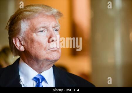 Präsident elect Donald Trump besuchen Sie das Grab des Unbekannten Soldaten für ihre eröffnungs Kranzniederlegung in Arlington National Cemetery, Arlington, Va., Jan. 19, 2017. Stockfoto