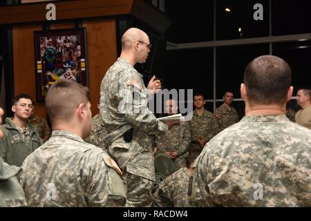 Pennsylvania Army National Guard Soldaten erhalten letzte Anweisungen vor dem Abflug FedEx Field, Washington, D.C., am 21.01.2017. Mehr als 1.000 Soldaten und Piloten aus dem Commonwealth trat mehr als 7.000 Soldaten aus dem ganzen Land, Ankunft in der Hauptstadt der Nation zu helfen, eine sichere Einweihung Erfahrung für die amerikanische Öffentlichkeit unterstützen. Stockfoto