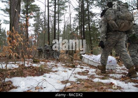 Soldaten, die in den Berg Kriegsführung Kurs auf Fort Drum arbeiten zusammen, um eine Ahkio Schlitten mit einer arktischen Zelt, Kraftstoff, Werkzeug und andere Instrumente von entscheidender Bedeutung für den Kurs zu ziehen. Der Schlitten wird von vier Soldaten zogen einzelne Müdigkeit zu verringern und die Manövrierfähigkeit zu verbessern. Stockfoto