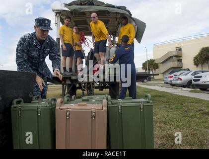 (Jan. 23, 2017) Mayport, Florida-Segler aus verschiedenen Befehle liefert Verschieben von einem mobilen Küche Trailer (MKT) im Verlauf der weiteren Versprechen 2017 (CP-17) vor der Bereitstellung Ausbildung bei Naval Station Mayport, Fla. Weiter Versprechen 2017 ist ein US Southern Command - gefördert und U.S. Naval Forces Southern Command/USA Flotte - durchgeführt Einsatz zivil-militärische Operationen durchzuführen, einschließlich humanitärer Hilfe, Ausbildung Engagements und medizinische, zahnmedizinische und veterinärmedizinische Unterstützung in einer Bemühung, US-Unterstützung und Engagement in Zentral- und Südamerika zu zeigen. Stockfoto