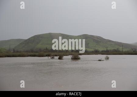 Schwere Regen vom Wochenende Ursache Straßensperrungen auf vandegrift Blvd auf die Marine Corps Base Camp Pendleton, Calif., Jan. 23, 2017. Stockfoto