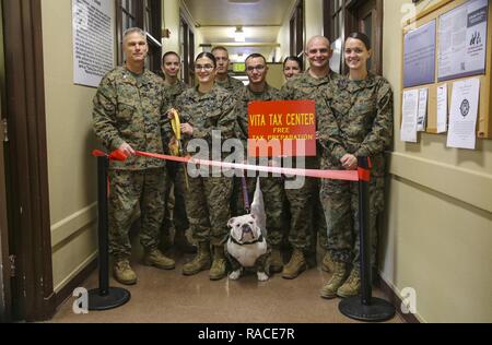 Marines mit Hauptsitz und Service-bataillon, Marine Corps Recruit Depot San Diego, posieren für ein Foto während der Eröffnung des MCRD Steuer Zentrum, 31.01.23. Das Zentrum, der Internal Revenue Service betrieben - ausgebildete und zertifizierte Marines, ist offen und für Active Duty Service Mitglieder, Rentner und deren Angehörigen zur Verfügung. Stockfoto