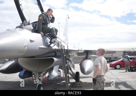 Eine F-16 Fighting Falcon Pilot aus 148 der Minnesota Air National Guard Fighter Wing Schritte aus dem Cockpit und wird durch eine Crew Chief begrüßt. Dies ist die erste Sentry Aloha des neuen Jahres. Stockfoto