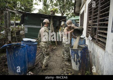 Seabees zu Naval Mobile Konstruktion Bataillon (NMCB) 5 und der philippinischen Armee Ingenieure klar Abfall, der bei der humanitären Hilfe Bauprojekt für Maltibog National High School in Calinog, Philippinen, Jan. 10, 2017 zugeordnet. NMCB5 ist der nach vorne eingesetzt, Western Pacific NMCB, bereit, größeren Kampfhandlungen zu unterstützen, humanitäre Hilfe und Katastrophenhilfe. Sie stellen General Engineering und der Unterstützung der Navy, Marine Corps und gemeinsamen operativen Kräfte. Aus Port Hueneme, Calif., 5 NMCB Homeported hat 14 freistehende Standorte in den Vereinigten Staaten und W bereitgestellt Stockfoto