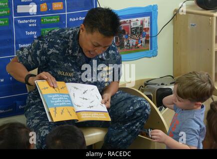 AGANA Heights, Guam (Jan. 18, 2017) - Commander, gemeinsame Region Marianas hinten Adm. Bette Bolivar liest für Vorschulkinder an der U.S. Naval Hospital Guam Child Development Center, Jan. 18. Stockfoto