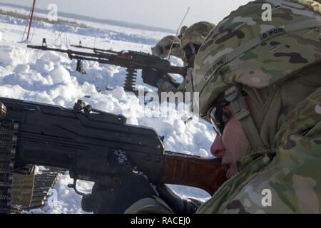 Sgt. Stephen Chicoine von Bethany, Oklahoma feuert eine PKM Maschinengewehr während Ausbilder Normung Ausbildung an der internationalen Friedenssicherung und Security Center, in der Nähe der Yavoriv, Ukraine, am 31.01.19. Chicoine ist Mitglied der Firma A, 1st Battalion, 179Th Infantry Regiment, 45th Infantry Brigade Combat Team. Seine Firma, und eine andere von 1 Mrd. Euro. 179Th Inf. Regt., feuerte die AKM Gewehr und PKM Maschinengewehr, sich mit den Waffen vertraut zu machen, bevor die Zusammenarbeit mit ukrainischen Combat Training Center Mitarbeiter an der IPSC zum Mentor Ukrainische Armee Einheiten drehen durch das Training Center. Stockfoto