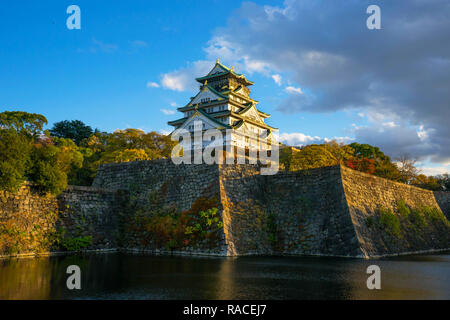 Burg von Osaka ist eine japanische Burg in Osaka, Japan. Dieses Schloss ist eines der bekanntesten Wahrzeichen Japans. Stockfoto