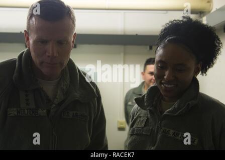 Us Air Force General Tod Wolters, US Luft Kräfte in Europa und Afrika Commander, hört ein Briefing von älteren Flieger Tajalyn Steele, 702Nd Munition Support Squadron radio frequency Übertragungen Operator, in Buechel Air Base, Deutschland, Jan. 19, 2017. Die 702Nd MUNSS ist in fünf Flüge, die aus der Wartung, Betrieb, Kommunikation, Schutz und Kraft. Das geschwader unterstützt direkt die NATO Kontingenz und kriegerische Aktivitäten und seiner strike Mission. Stockfoto