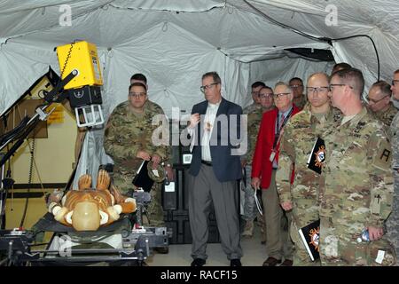 Konferenz Teilnehmer beobachten den realistisch, Leben - wie x-ray Ausbildung Station an der Oregon National Guard Sustainment Training Center. Mit weniger Ablenkungen, eine niedrige Lehrer- Schüler Verhältnis, und Interaktive und praxisnahe Ausbildung mit state-of-the-art Equipment, das STC verfügt über eine unnachahmliche pädagogischen Umfeld für die heutige Armee. Etwa 30 Mitglieder der US-Armee insgesamt Kraft - Active Duty, U.S. Army Reserve und der National Guard - Jan. 18-19 getroffen, bei der Camp Dodge gemeinsame Manöver Training Center in Johnston, Iowa, Teil in einem Regionalen insgesamt Armee teilnehmen. Beamte discusse Stockfoto