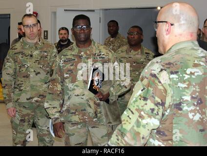 Oberstleutnant Michael Henderson, Stellvertretender Direktor für Operationen, Arkansas Army National Guard (links) und Brig. Gen. Jonathan McColumn, Commander, 103 Sustainment Command (Auslandseinsätze), U.S. Army Reserven (Mitte), Ein kurzer während ihrer Tour durch die Erhaltung Training Center, im Lager Dodge gemeinsame Manöver Training Center entfernt. Etwa 30 Mitglieder der US-Armee insgesamt Kraft - Active Duty, U.S. Army Reserve und der National Guard - Jan. 18-19 getroffen, bei der Oregon National Guard Camp Dodge gemeinsame Manöver Training Center in Johnston, Iowa, Teil in einem Regionalen insgesamt Armee Con zu nehmen Stockfoto