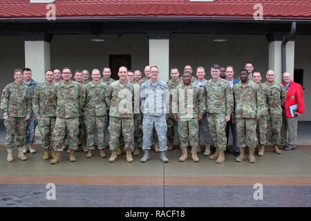 Etwa 30 Mitglieder der US-Armee insgesamt Kraft - Active Duty, U.S. Army Reserve und der National Guard - posieren für ein Foto, nach einem Treffen mit Jan. 18-19, an der Iowa National Guard Camp Dodge gemeinsame Manöver Training Center in Johnston, Iowa, Teil in einem Regionalen insgesamt Armee teilnehmen. Beamten diskutiert aktuelle Probleme und wie können sie dazu beitragen, die Bemühungen um Berufsbildung stärker, besser ausgebildete Soldaten zu produzieren synchronisieren. Zu den Teilnehmern zählten Arkansas, Iowa, Kansas, Missouri, Nebraska, Oklahoma National Guard Beamte sowie Vertreter aus der US-Armee Finden und Aktiv Stockfoto