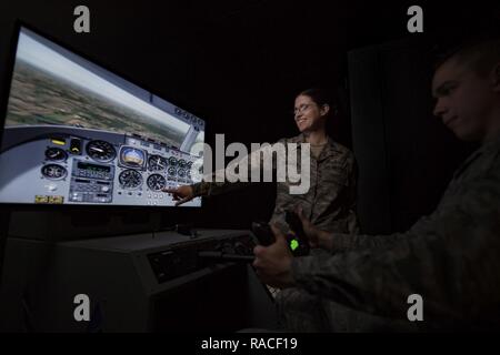 Maj. Heather Tevebaugh, 23d für Luft- und Raumfahrt Luft- und Raumfahrt Medizin Squadron Physiologe unterstützt Airman 1st Class jagen Junge, 23d AMDS bioenvironmental Techniker, mit einem Flugsimulator, 18.01.2016, bei Moody Air Force Base, Ga für Luft- und Raumfahrt spezialisierte Physiologie Physiologen verwalten Support Programme und Verfahren, die sicherstellen, dass Flugzeugbesatzungen für Höhenlagen vorbereitet sind. In der Luftwaffe, zur Zeit gibt es 118 aktive Aufgabe und drei Luftwaffe Reservist für Luft- und Raumfahrt Physiologen. Stockfoto