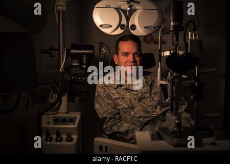 Maj. Scott Martin, 23d Luft- und Raumfahrtmedizin Squadron Optometrie flight Commander, posiert für ein Foto mit verschiedenen Optometrie Ausrüstung, Jan. 19, 2016, bei Moody Air Force Base, Ga Optometristen sind verantwortlich für die Prüfung, Diagnose, Behandlung und das Management von Krankheiten und Störungen des visuellen Systems. In der Luftwaffe, Es gibt derzeit 136 aktiven Dienst, 74 Air Force Reservist und 90 Air National Guard Optometristen. Stockfoto