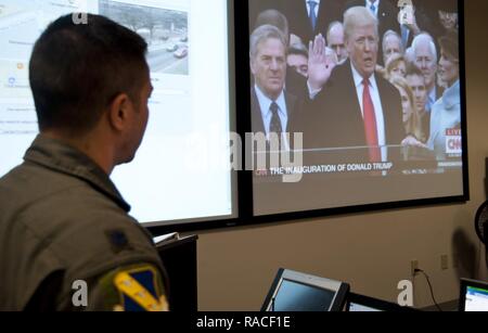 Oberstleutnant David Fink, 11 Wing command post Direktor, Uhren eine live Übertragung von Joint Base Andrews, Md., Jan. 20, 2017, der Präsident elect Donald Trump die Vereidigung von Office. Fink und ungefähr 20 anderen Vertretern gebildet eine Krise Action Team zu überwachen und zu koordinieren. Air Force Personal bei den Präsidentschaftswahlen Einweihung und Parade teilnehmen. Stockfoto