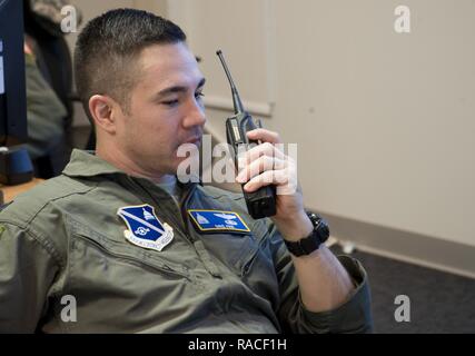 Oberstleutnant David Fink, 11 Wing command post Direktor, erhält ein Status Update durch seine walkie-talkie am Joint Base Andrews, Md., Jan. 20, 2017, über Flieger an der 58th Präsidentschafts-einweihung Parade im Distrikt von Columbia. Als Direktor, Fink zwischen den Befehl Post und der Krise Action Team die richtige Verbreitung von Informationen, die sich auf Basis stellen und Luftwaffe Personal während der historischen Veranstaltung zu gewährleisten, koordiniert. Stockfoto