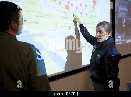 Kol. Julie Grundahl (rechts), 11 Flügel und Joint Base Andrews stellvertretender Kommandeur, erörtert die Positionen der Luftwaffe Personal mit Maj. Johannes Alsbrooks, 11 Crisis Action Team Direktor Wing's, JBA, Md., Jan. 20, 2017. Die KATZE betrieben von JBA zu überwachen und zu koordinieren. Flieger Bewegungen und Aktivitäten in mehreren geographischen Regionen in den Bezirk Columbia während der 58 Präsidentschafts-einweihung Parade und Zeremonie. Stockfoto