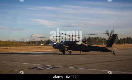 Us-Armee E AH-64 Apache Helikopter Piloten zugeordnet 16 Combat Aviation Brigade eine Ausbildung Flug bei Joint Base Lewis-McChord, Washington, 23.01.2017, durchzuführen. Flieger ihre Fähigkeiten während der vielen Stunden im Simulator und auf Flügen nach Bereitschaft aufzubauen und zu pflegen. Stockfoto